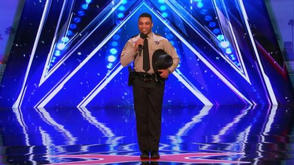 Deuntay Diggs - Dancing Cop Does The Splits - America's Got Talent 2017-uBj0gqHc6QY