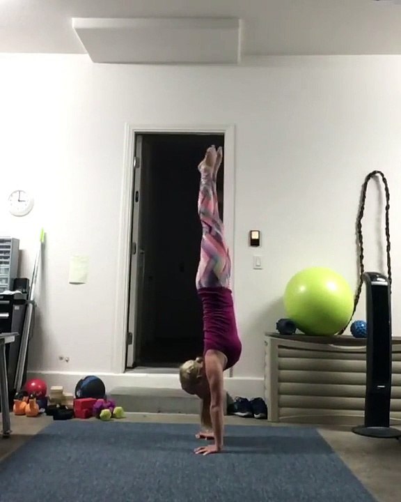 Elle réalise des figures gymnastiques avec une souplesse impressionnante