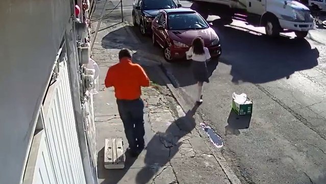 Un cable téléphonique accroché à un camion fait tomber violemment une femme