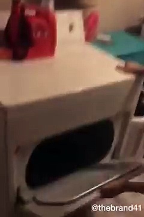 Surpris que sa copine rentre à la maison, il cache sa maîtresse dans le sèche-linge
