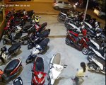 Une voiture renverse des scooters (Vietnam)