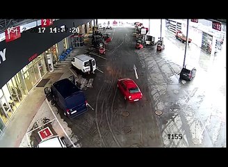 Des employés bloquent des braqueurs avec des chariots élévateurs (République tchèque)