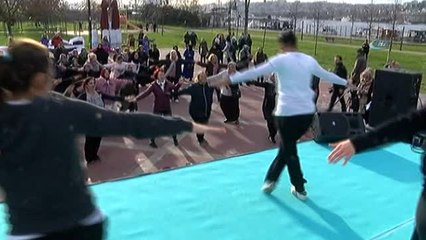 Kadınlar, Kansere Karşı Zumba Dansı Yaptı