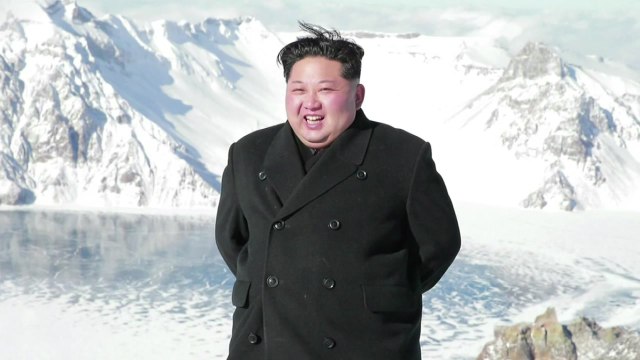 백두산 오른 김정은...'화성-15형' 개발자 평양 초청 / YTN