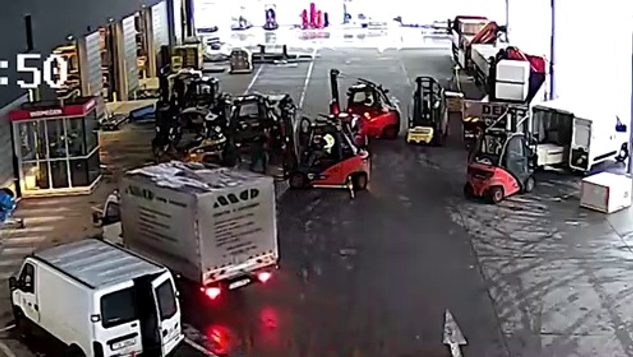 Ces employés stoppent des braqueurs en les bloquant avec leurs chariots élévateurs