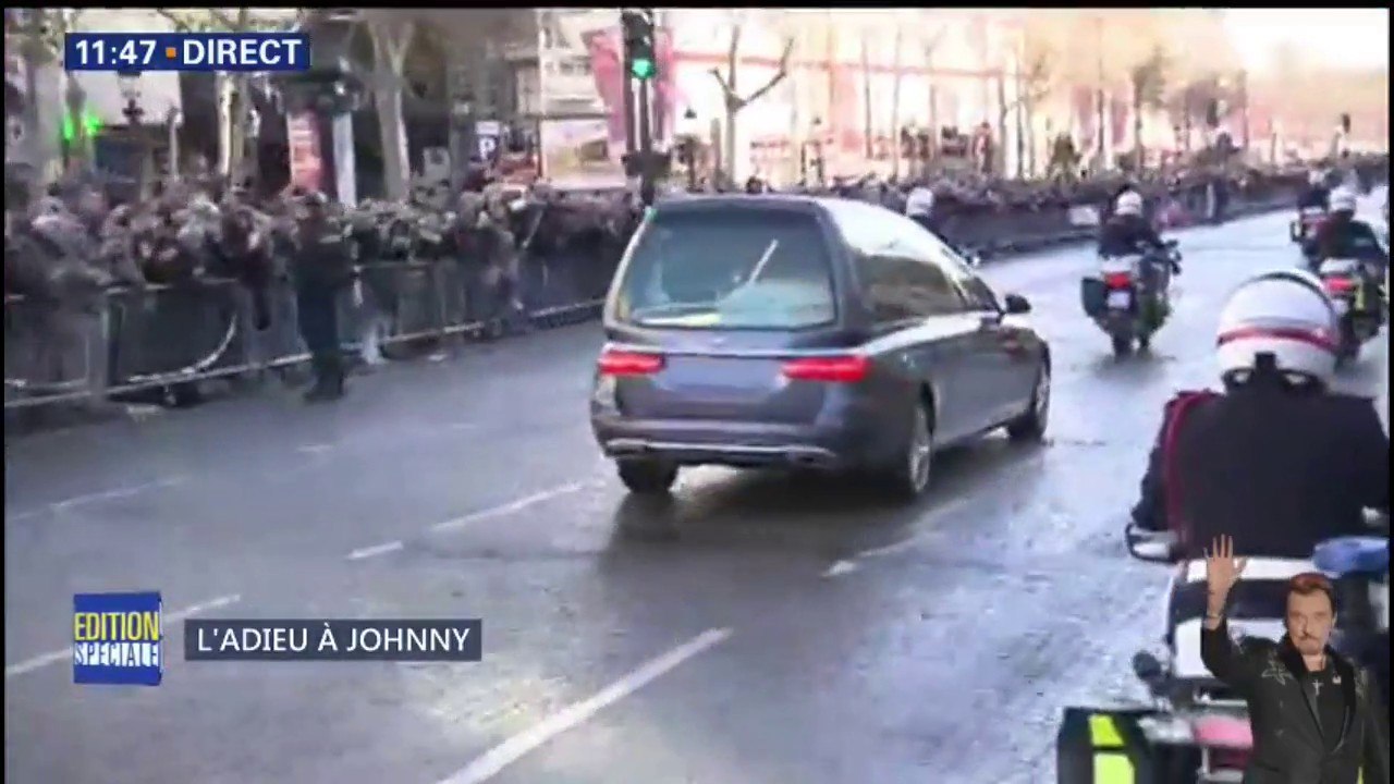 Les bikers aux côtés du cortège de Johnny Hallyday sur les Champs-Élysées