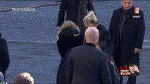 Regardez l'arrivée de Laeticia devant l'Eglise de la Madeleine et retrouve le reste de la famille et le couple Macron