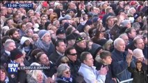 La foule entame des applaudissements ininterrompus pour célébrer Johnny Hallyday