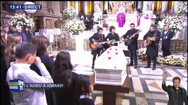 Les musiciens de Johnny Hallyday reprennent Je Te Promets dans l'église de la Madeleine
