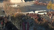 Funérailles de Johnny Hallyday : le cortège passe sur les Champs Elysées