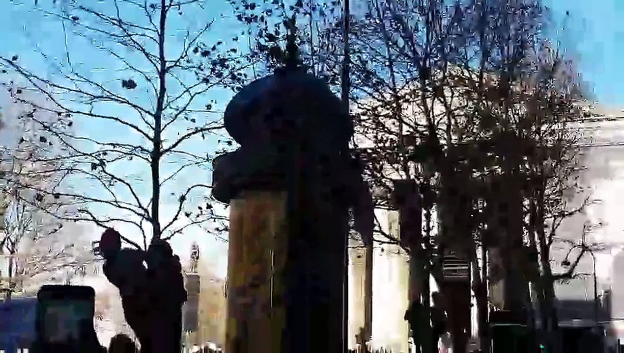 La foule à l'extérieur durant les funérailles de Johnny