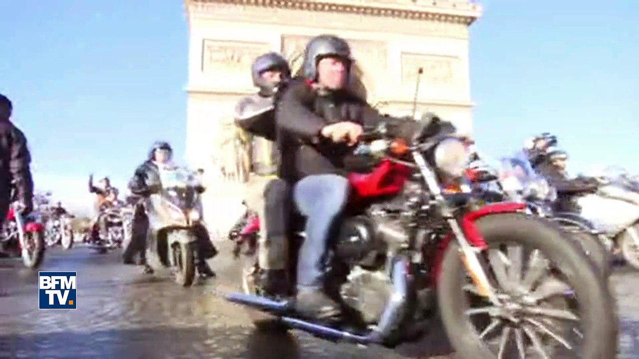 Hommage à Johnny Hallyday: 700 bikers ont défilé sur les Champs-Elysées