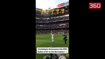 下载视频: Cristiano Ronaldo prezanton topin e tij te 5 te arte perpara publikut te tij (360video)