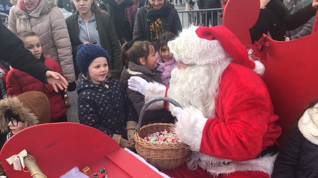 Le Père Noël arrive sur un traîneau