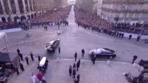 Le cercueil de Johnny Hallyday acclamé par la foule après la cérémonie