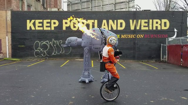 Parodie de Star Wars en jouant de la cornemuse enflammée il fait tomber un AT AT !!