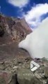 Pris dans une avalanche ils se filment à l'abri d'un rocher !