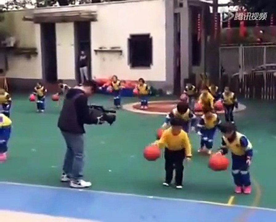 Ces gamins chinois apprennent le Basket en musique