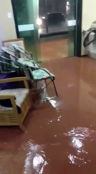 Ruas, casas e hotéis alagam após forte chuva em Iriri