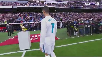 Voici le très heureux Cristiano Ronaldo montrant à ses fans ses 5 Ballons d'Or.
