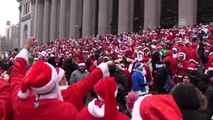 Noel Baba Kıyafeti Giymiş Binlerce New York'lu Farley Postanesi Önünde Biraraya Geldi - New