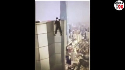 Il chute du toit d'un immeuble