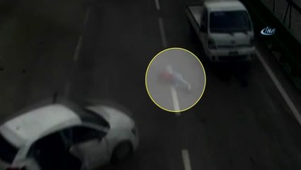 Emniyet Kemeri Takmadı, Otomobilden Böyle Fırladı