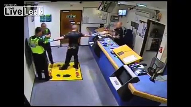 Arrêté il assomme un policier d'un upercut au commissariat !