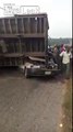 Miraculés : écrasés en voiture par un camion ils sortent vivant !