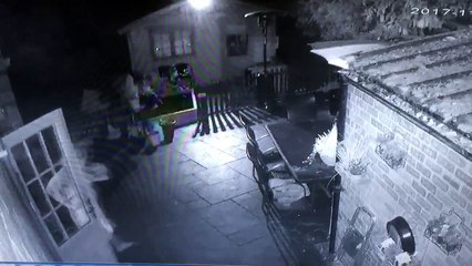 Une femme sort la poubelle avant d'aller se coucher