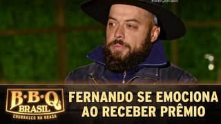 Fernando se emociona ao receber prêmio