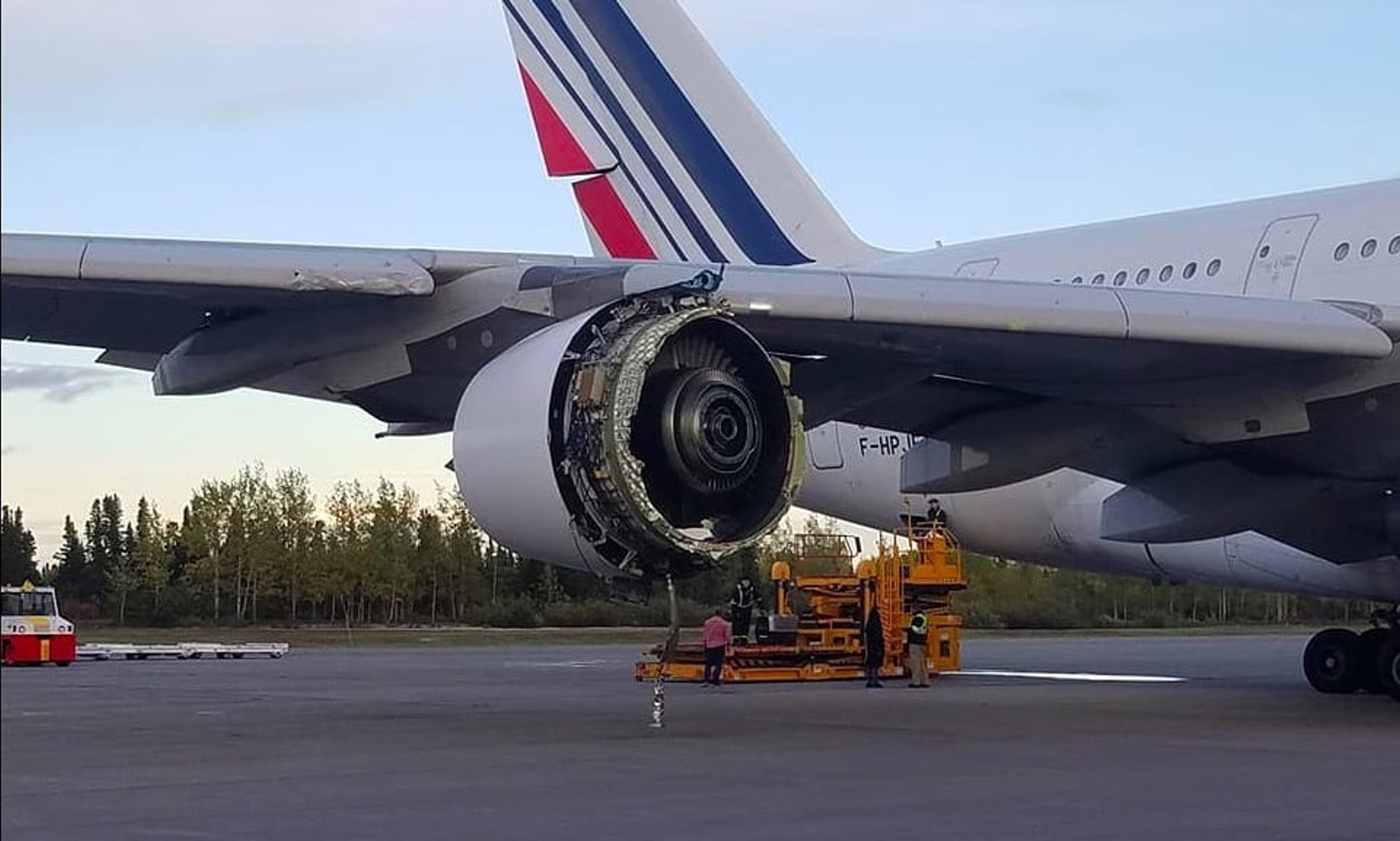 A-380 Air France - Engine Fan Seperation 4, HPJE Emergency Landing