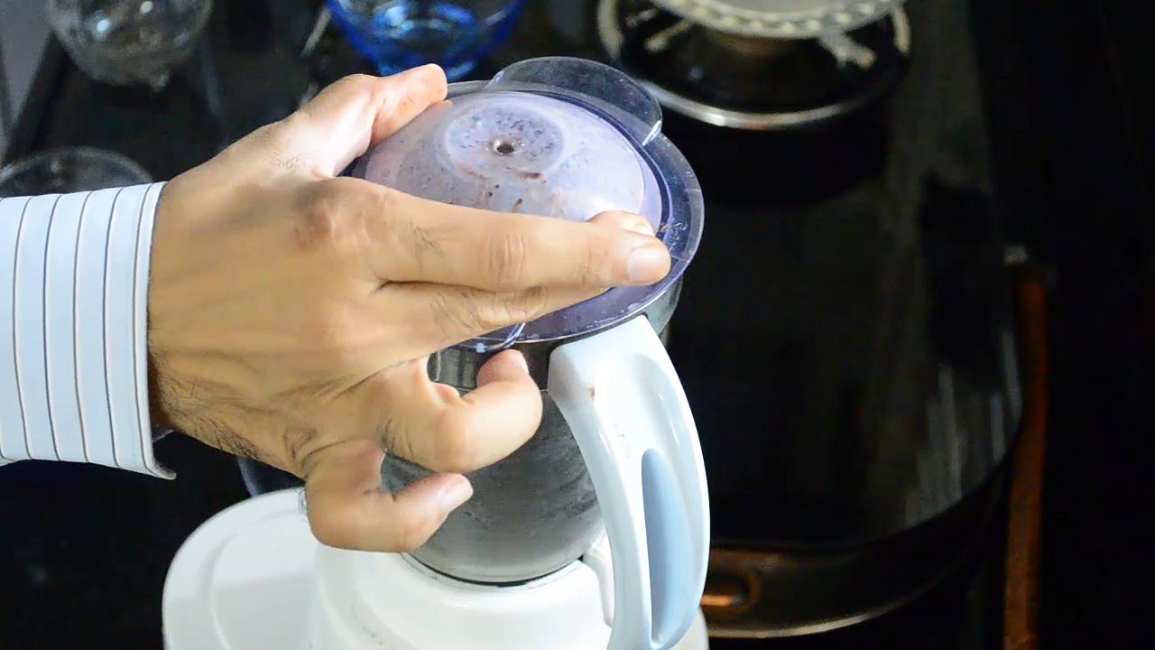 Chocolate Milkshake With Ice Cream Recipe in Hindi - चॉकलेट मिल्कशेक विद आइसक्रीम रेसिपी हिंदी में