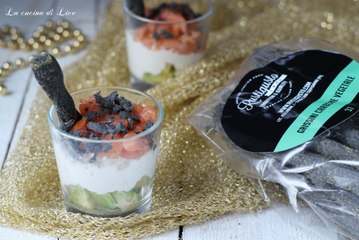 Bicchierini con salmone avocado e grissini neri