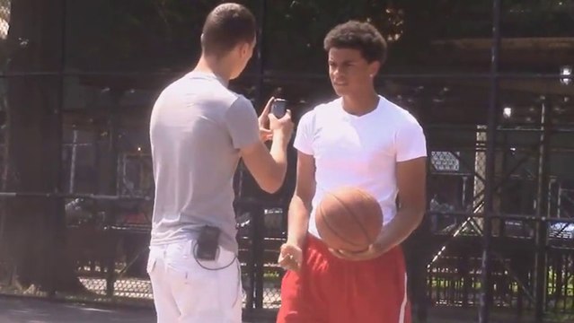 Un mec fait croire à des gens qu'il les prend en photo, jusqu'au moment où ça tourne mal..