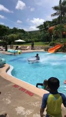 On appelle ça avoir la classe!!! Meme sur un toboggan...