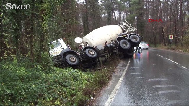 Beton Mikseri otomobilin üzerine devrildi