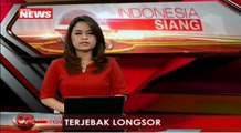 Terjebak Longsor, Para Pengendara Ini Bersihkan Jalan Agar Bisa Lewat