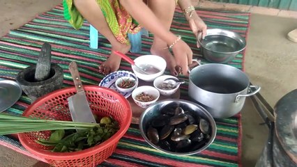 Khmer cooking - Beautiful girl Steam dip in dip water