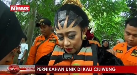 Sepasang Pengantin Arungi Kali Ciliwung dengan Perahu Karet