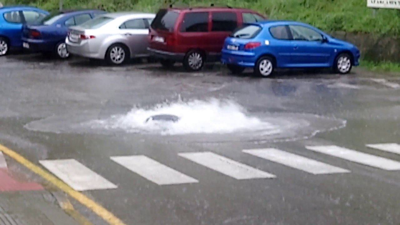 Primeros efectos de la borrasca Ana en Candás Asturias: alcantarillado a reventar