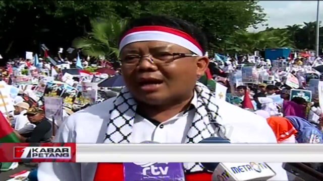 Ribuan Massa Berunjuk Rasa di Depan Kantor Dubes Amerika Serikat