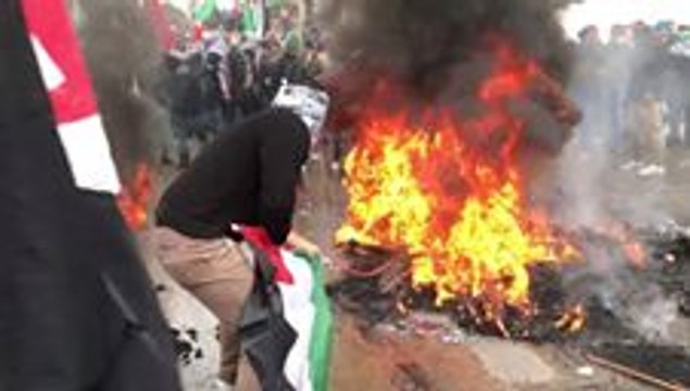 Protesters Burn Tires at US Embassy in Beirut Against Trump Decision