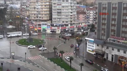 Bursa'da Sağnak Yağış Hayatı Olumsuz Etkiliyor