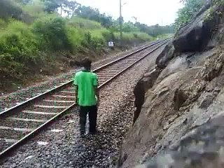 Ce débile se couche sur la voie ferrée alors qu'un train passe...