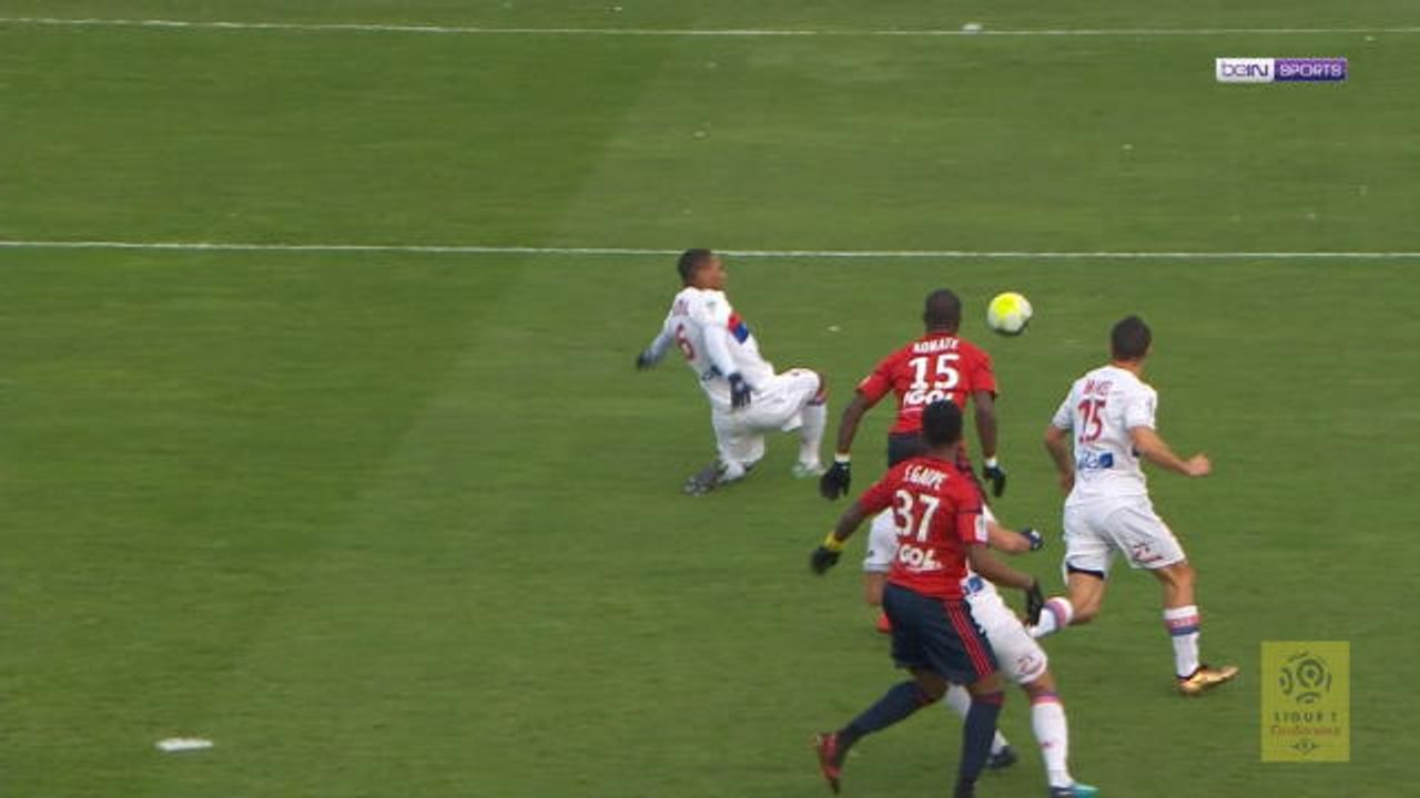 Terrible Lyon defending gifts Amiens the lead