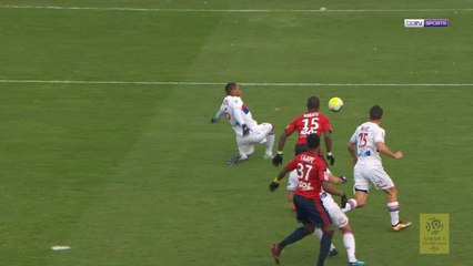 Terrible Lyon defending gifts Amiens the lead