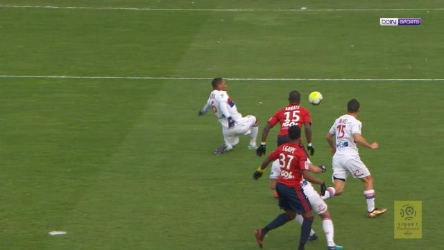 Terrible Lyon defending gifts Amiens the lead