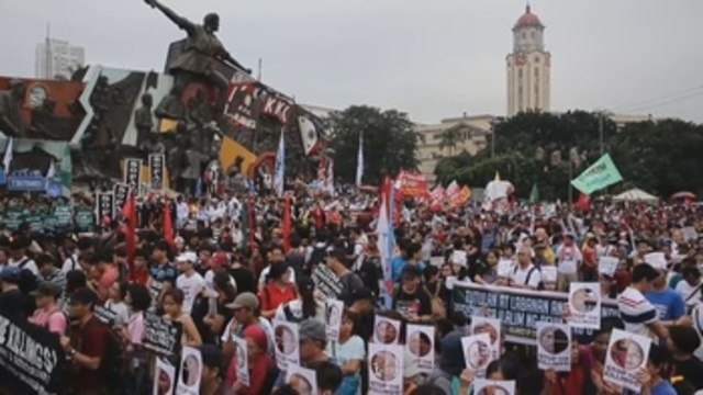 Las calles de Manila se llenan en las protestas contra la campaña antidroga de Duterte