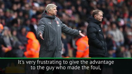 Télécharger la video: Wenger 'frustrated' with 'time-wasting' Southampton